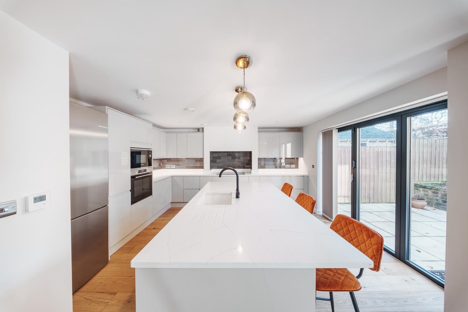Kitchen island feature pendants